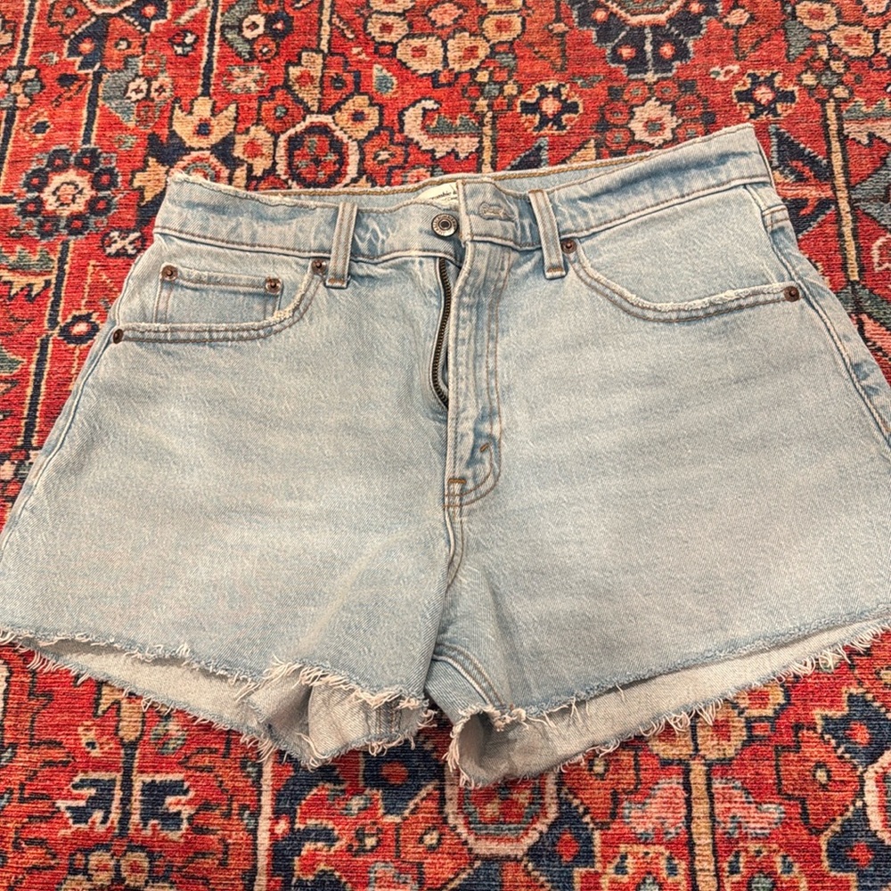 Abercrombie 90’s relaxed cutoff shorts size 28